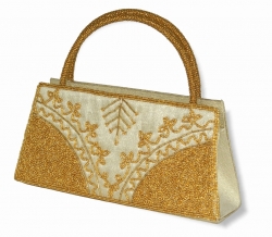 Společenská kabelka s ozdobnými perličkami ve zlaté barvě.