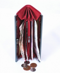 Luxusní červená kožená peněženka z lakované kůže - vnitřního členění.